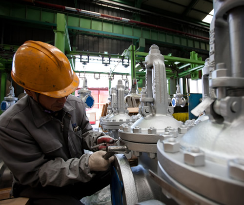 卡尔斯特人不畏酷暑完成崂山水厂阀门更