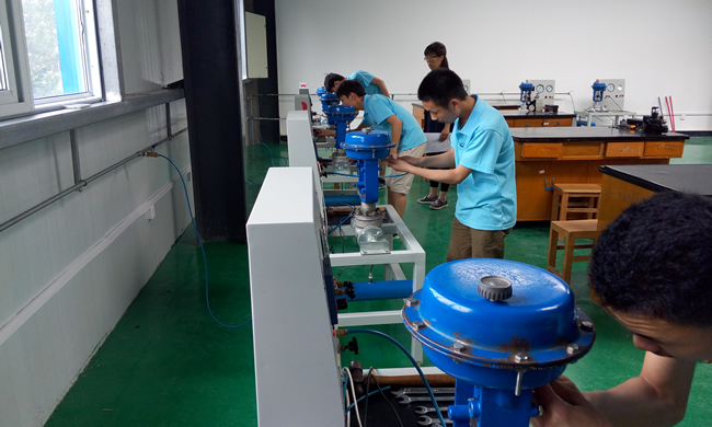 科科阀门锻钢阀门关闭时，要依靠外力强行将闸板压向阀座，以保证密封面的密封性