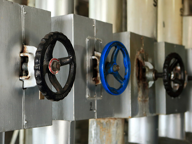 青岛阀门批发安装工业阀门前，调试压合格后才进行安装，仔细检查工业阀门的规格