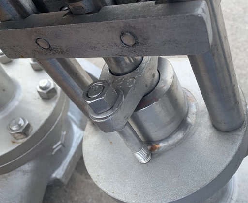 青岛阀门批发对于安装在主干管上的起切断作用的闭路阀门，逐个做强度和严密性试验
